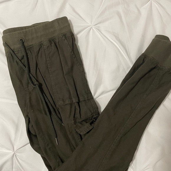 Aritzia cargo pants - Picture 1 of 3